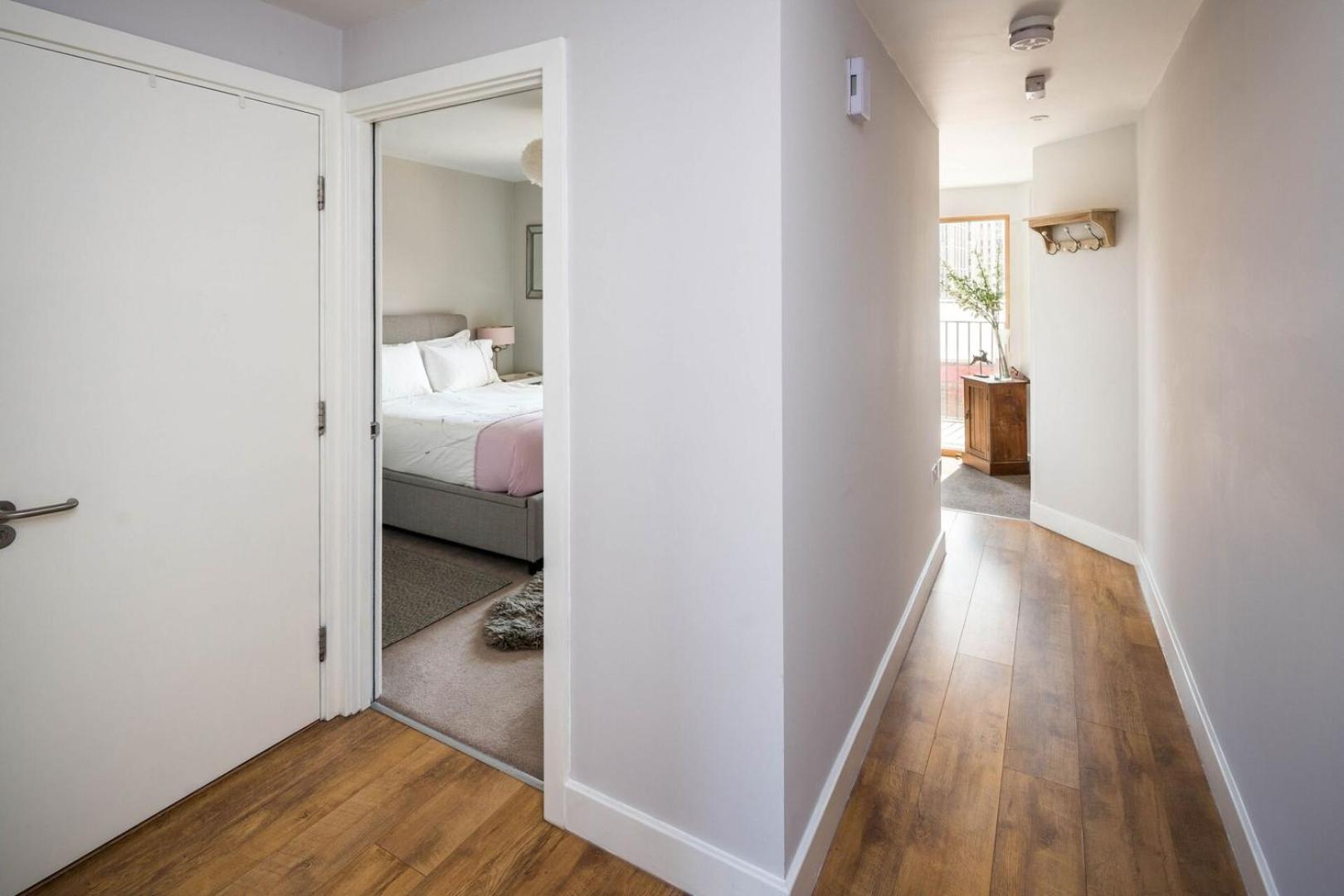Shiny & Comfy With Underground Links Nearby! Appartement *