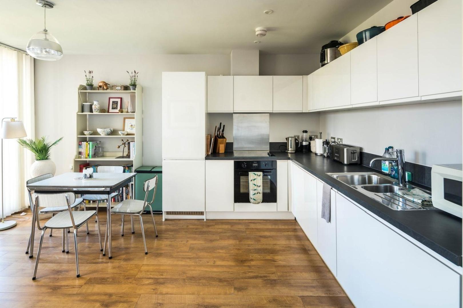 Shiny & Comfy With Underground Links Nearby! Londres